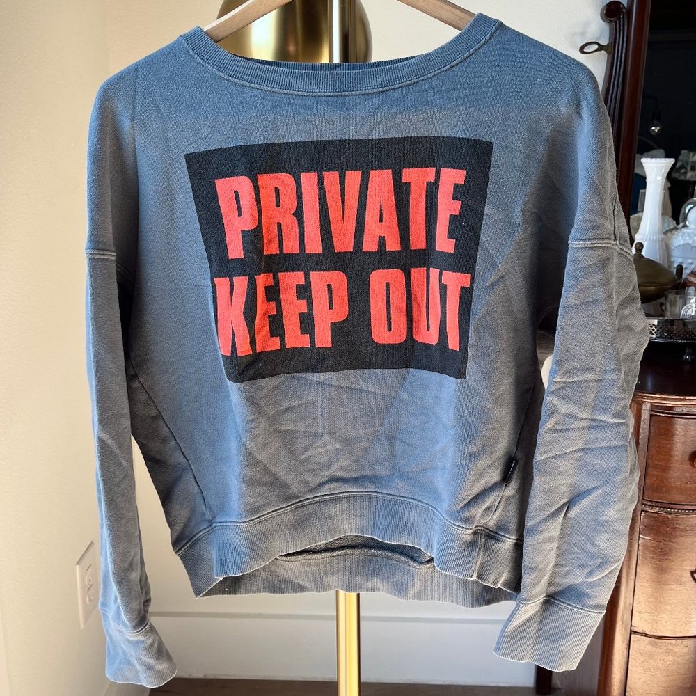 uniqlo/sprz ny x sarah morris PRIVATE KEEP OUT sweatshirt - gray - small